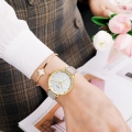 CURREN 9046 Quarz Damen Armbanduhr geschnitzt Blume bestickt Stil Uhr fuer Damen Damenuhren mit Kunstleder PolyurethanArmband Ed