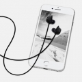 kwmobile 2x Halteband kompatibel mit Samsung Galaxy Buds / Buds Plus Headphones - Kopfhörer Halter Band Strap in Schwarz Rot