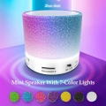 Mini-Lautsprecher 7-farbige Lichter Kleiner drahtloser BT-Lautsprecher Tragbarer wiederaufladbarer Lautsprecher fuer Reisen im F